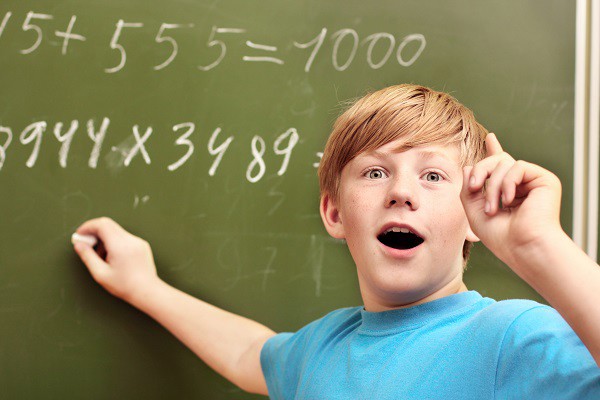 Uczen-przy-tablicy-Stock-Photo.jpg
