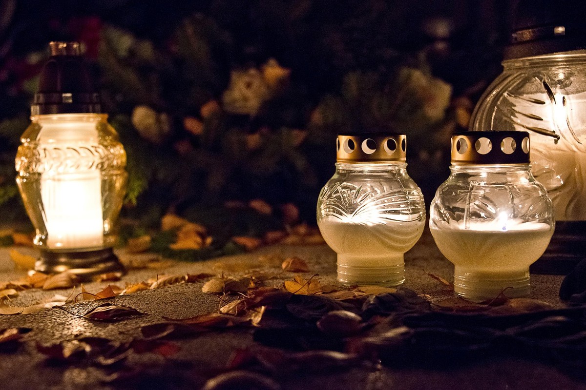 a-candle-1785707_1280 (1).jpg