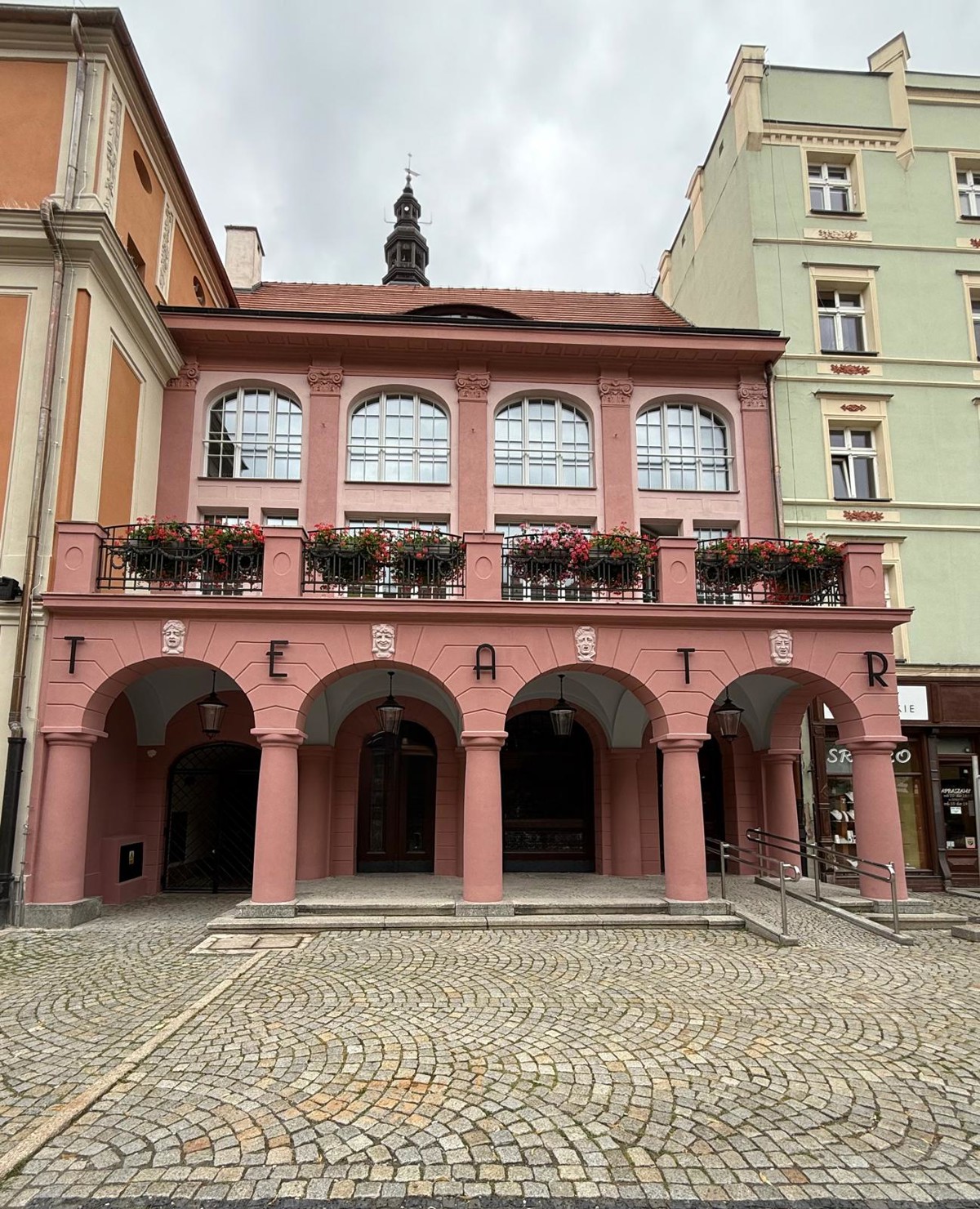 Teatr i zabytkowe kamienice w nowej odsłonie.jpg