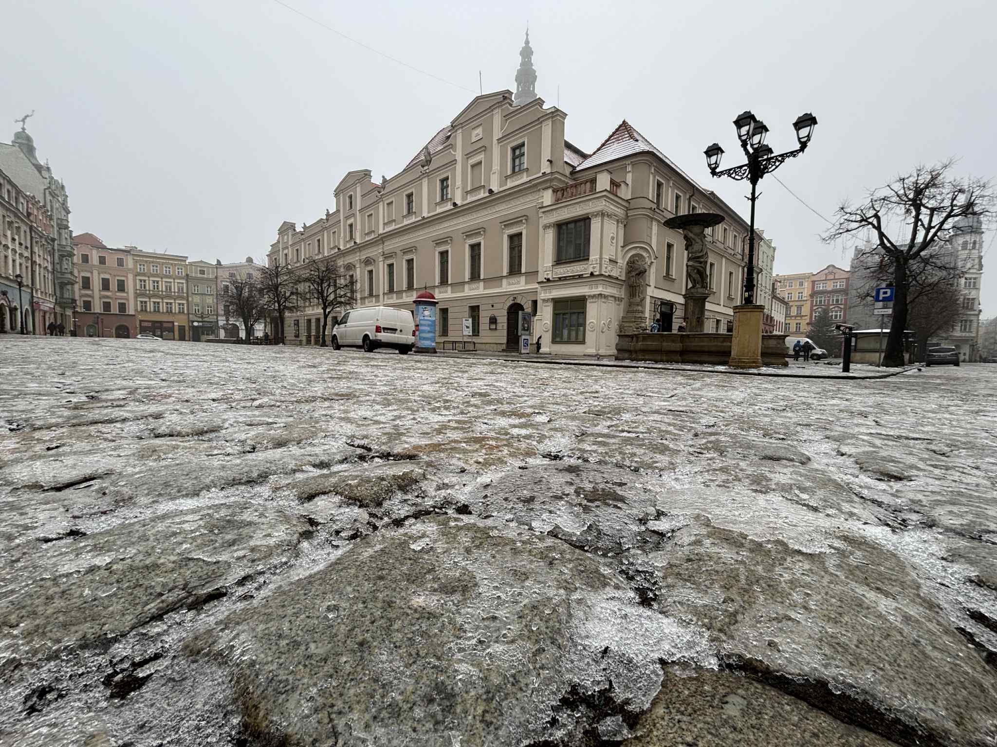 Zimowe warunki w Świdnicy - służby w terenie od późnych godzin wieczornych.jpeg