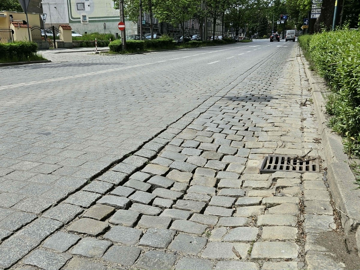 Al. Niepodległości 1.jpeg