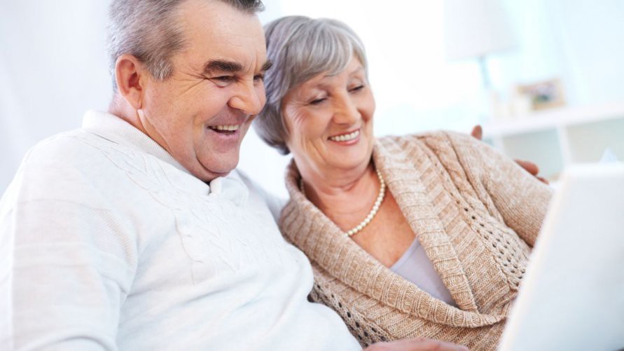 seniorzy przed komputerem.jpg