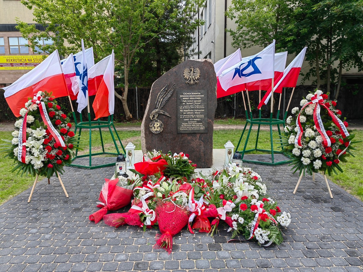 pomnik cichociemnych spadochorniarzy AK przy Zespole Szkół Akademickich.jpg