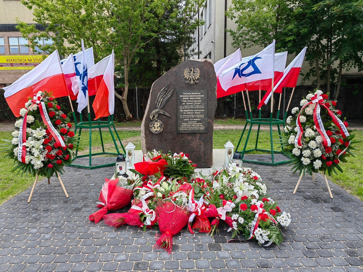 pomnik cichociemnych spadochorniarzy AK przy Zespole Szkół Akademickich.jpg