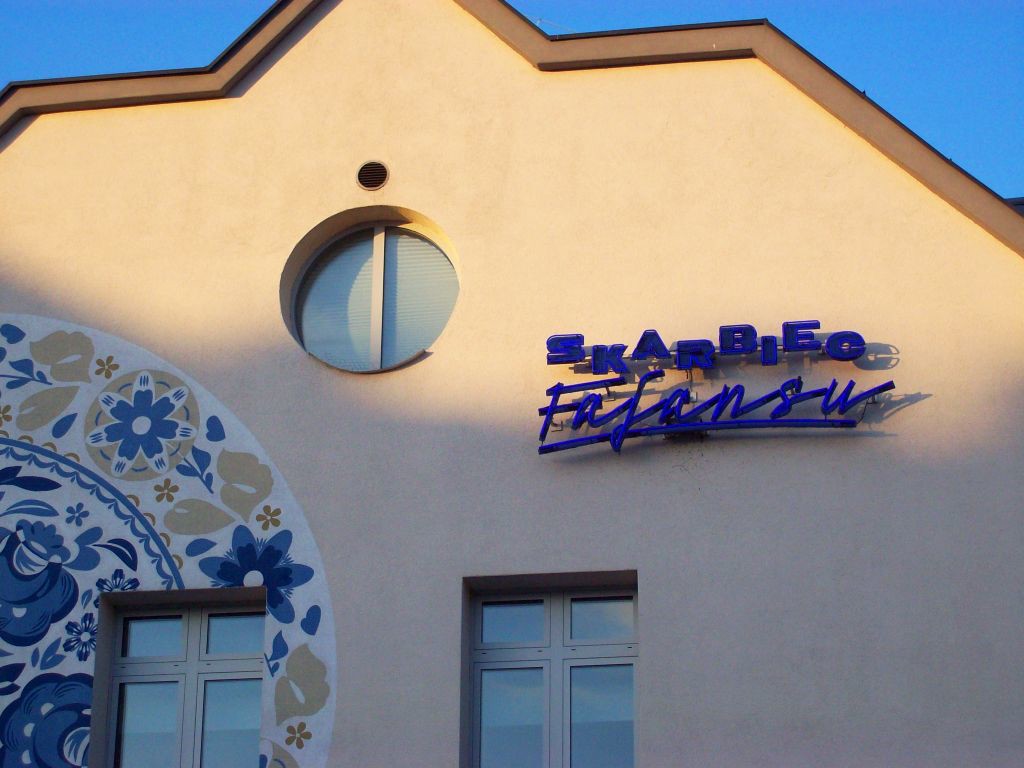 skarbiec fajansu neon2ok.jpg