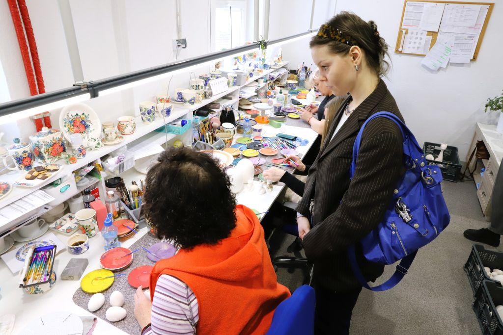 maja woźniak w fabryce fajansu ok.jpg