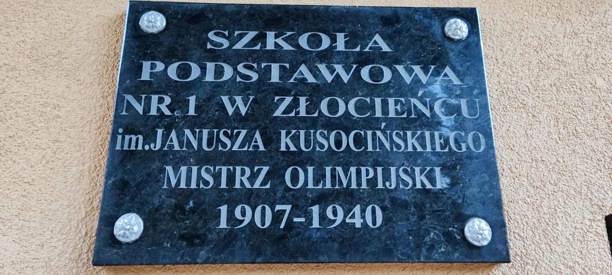 Tablica z patronem szkoły.jpg