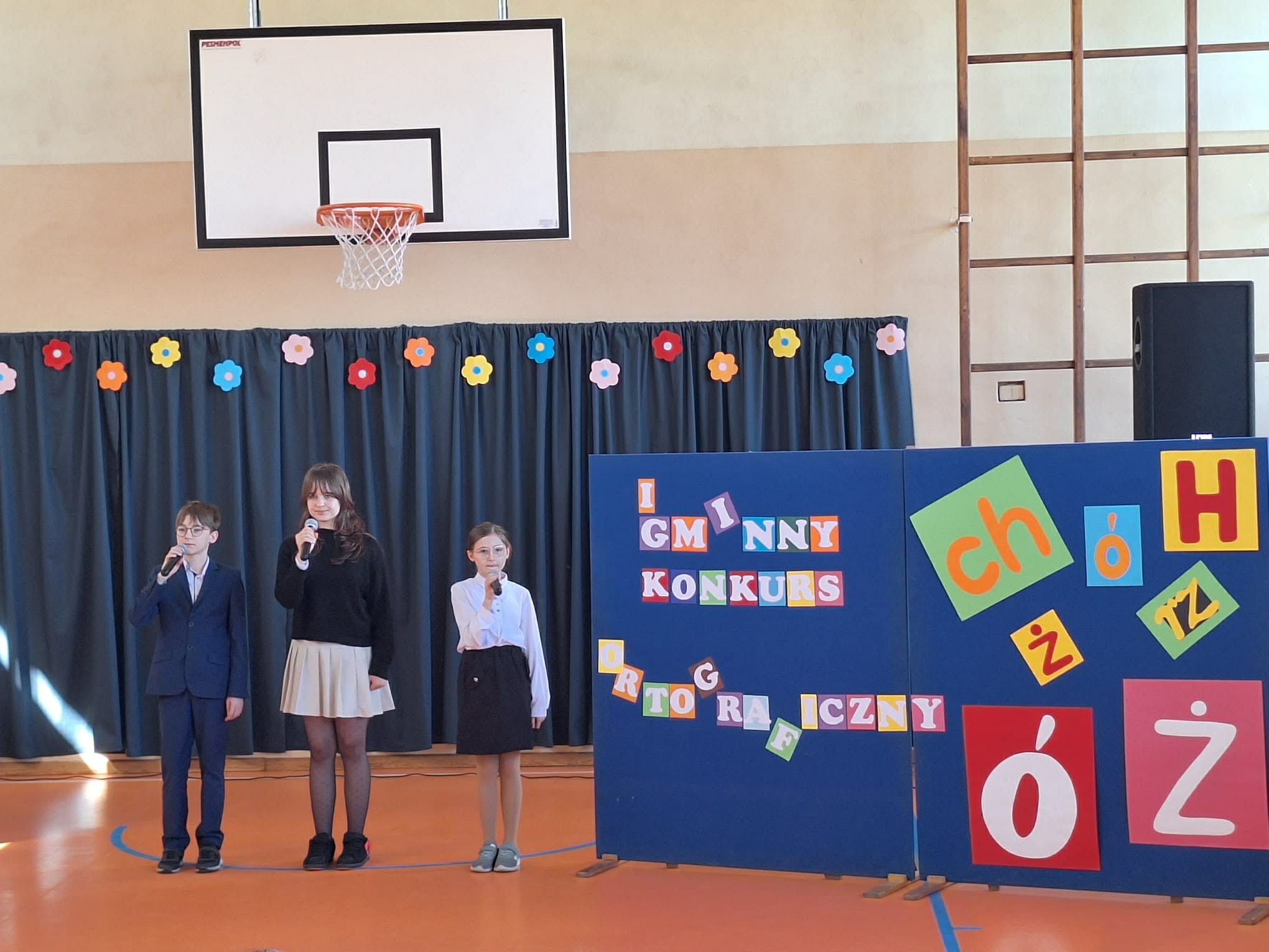 Występ uczniów z chóru SP1.jpg