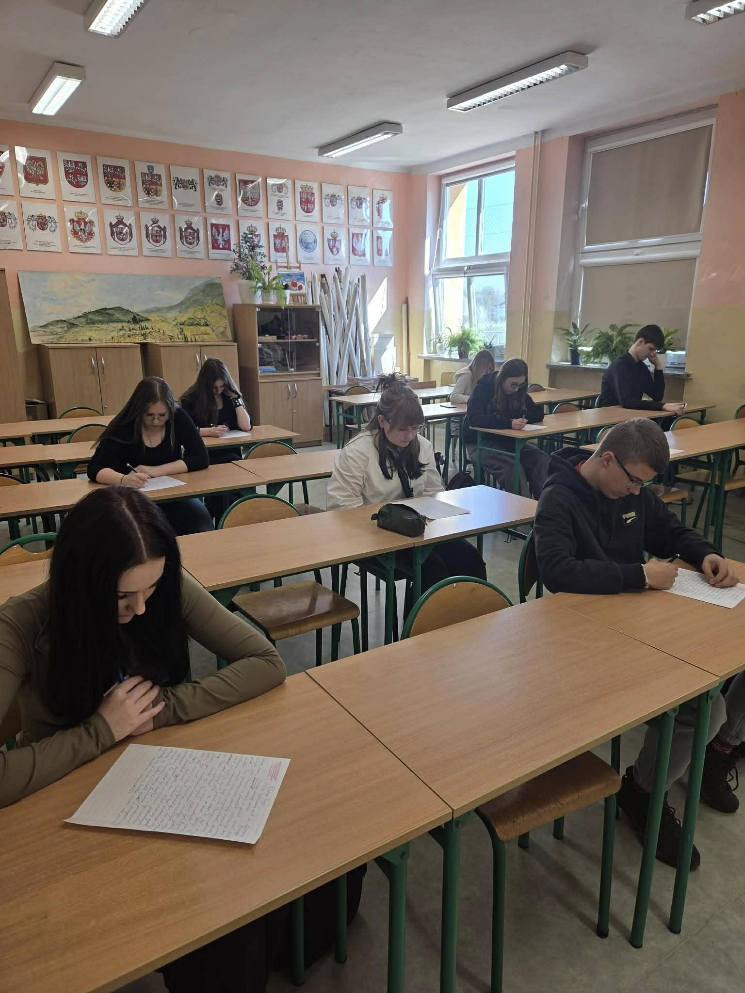 Klasy ósme zmagają się z ortografią.jpg