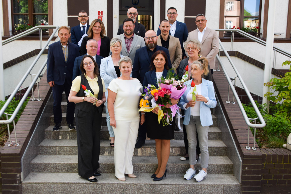 Burmistrz Małgorzata Głodek wraz z Radnymi i współpracownikami po sesji absolutoryjnej.jpg
